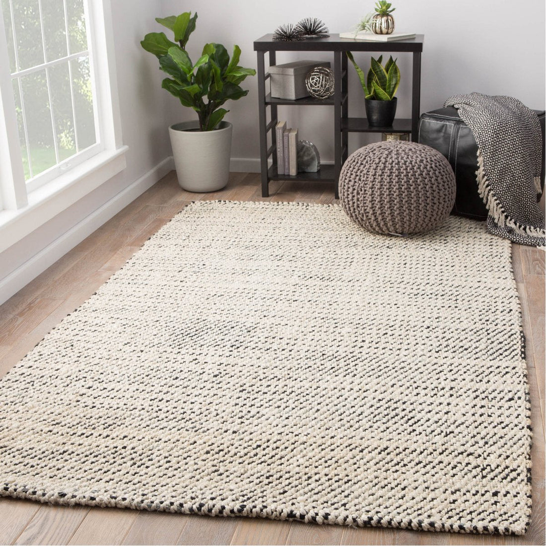 Jaipur Naturals Tobago Almand Solid NAT26 White/Black Area Rug